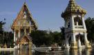 Vorbei am Wat Sriprawat Tempel steuert eine Thailänderin ihr Boot durch die überflutete Nonthaburi-Provinz am Rande Bangkoks. Seit Juli leiden mehr als ein Fünftel der 64 Millionen Einwohner des Landes unter den schlimmsten Fluten der vergangenen 50 Jahre. Foto: dapd