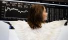 Als Engelchen verkleidet stand die elfjährige Lea Sommerfeld in der Börse in Frankfurt am Main für einen Fernsehsender als Model vor einer Anzeigetafel. Leas Vater ist Händler an der Börse. Mit dem bis dahin gültigen Tageshöchststand von 5988,29 Punkten erreichte der Deutsche Aktienindex Dax seinen Jahreshöchststand.
 Foto: dpa