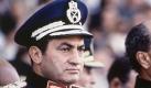 FILE - In this Oct. 6, 1981 file photo, Egyptian President Anwar Sadat, right, and Vice President Hosni Mubarak are seen on the reviewing stand during a military parade just before soldiers opened fire from a truck during the parade at the reviewing stand, killing Sadat and injuring Mubarak. More than a quarter-million people flooded Cairo's main square Tuesday, Feb. 1, 2011 in a stunning and jubilant array of young and old, urban poor and middle class professionals, mounting by far the largest protest yet in a week of unrelenting demands for Mubarak to leave after nearly 30 years in power. (AP Photo/Bill Foley, File) Foto: ap