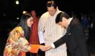 Der König von Bhutan Jigme Khesar Namgyel Wangchuck und seine Frau Jetsum Pema - das Paar hatte vor wenigen Monaten geheiratet - begrüßen den japanischen Kronprinzen Naruhito bei einem Staastbankett in Tokyo. Naruhito vertritt seinen Vater, Kaiser Akihito, der wegen einer Bronchitis im Krankenhaus liegt. Foto: dapd