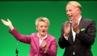 Die Spitzenkandidaten von Bündnis 90/Die Grünen, Renate Künast und Jürgen Trittin, winken am Sonntag (27.09.2009) auf der Wahlparty im Berliner Postbahnhof den Parteianhängern nach den ersten Prognosen für die Bundestagswahl zu.
 Foto: dpa