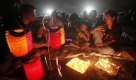 Nein, es ist weder Haloween noch Sankt Martin, sondern das Mid-Autumn-Festival in Hong Kong, das jährlich zur Erntezeit stattfindet. Das Fest gedenkt dem Aufstand gegen die Mongolen im 14. Jahrhundert. Foto: ap