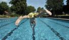 ARCHIV - Der 13-jaehrige Anton springt am 26. August 2009 in das Becken eines  Hamburger Freibades und geniesst so den letzten Ferientag in der Hansestadt. Der Spaetsommer soll die zunaechst verkorkste Freibad-Saison noch zu einer glaenzenden machen. In vielen Staedten haben die Betreiber die Saison schon verlaengert. (AP Photo/Axel Heimken) ** ZU KORR **  FILE - 13 year old Anton jumps into the water of an open air pool to enjoy the last day of summer vacation in Hamburg, northern Germany, on Wednesday, Aug. 26, 2009. (AP Photo/Axel Heimken) Foto: ap