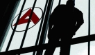 Ein Mann steht in Gladbeck im Flur der Arbeitsagentur und schaut aus dem Fenster. In der Jobbörse der Bundesagentur für Arbeit soll es nach Presseinformationen erneut einen Fall von Datenmissbrauch gegeben haben.  Foto: ddp