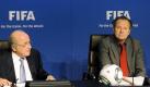Kriminologe Mark Pieth (r) präsentiert FIFA-Präsident Blatter die Vorschläge. Foto: Walter Bieri Foto: dpa