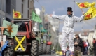 Ob mit Clownsnase auf Stelzen oder als Treckerfahrer: Die Demonstranten in Berlin waren gut mit Anti-Atomkraft-Fahnen ausgerüstet. Foto: dpa