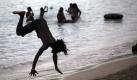 Ein Man übt akrobatische Kunststücke in Hellshire Beach, 15 Kilometer südlich der jamaikanischen Hauptstadt Kingston. Foto: ap