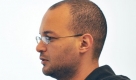 Der 32-jaehrige Elwy Ali Okaz, der Mann des Mordopfers, ist am Mittwoch, 28. Oktober 2009, in Dresden, Sachsen, im Verhandlungssaal des Landgerichtes zu sehen. Vor dem Dresdner Landgericht begann am Montag unter strengsten Sicherheitsvorkehrungen der Prozess gegen den mutmasslichen Moerder der Aegypterin Marwa El-Sherbini. Der 29-jaehrige Russlanddeutsche Alex W. soll am 1. Juli  die Aegypterin Marwa El-Sherbini waehrend einer Verhandlung aus fremdenfeindlichen Motiven mit einem Messer getoetet und ihren Mann schwer verletzt  haben. (AP Photo/Ralf Hirschberger, Pool)  -- Elwy Ali Okaz, husband of dead Marwa El-Sherbini is seen in the courtroom of the district court in Dresden, Germany, Wednesday, Oct. 28, 2009. The trial of the 28-year-old German man of Russian origin accused of stabbing a pregnant Egyptian woman to death in a German court, an attack that outraged Muslims, opened Monday in the same courthouse, but under much greater security. Marwa al-Sherbini, 31, was giving evidence in July against a man charged with defamation for having called her a terrorist and Islamist when he attacked her. The young woman died after being stabbed 18 times, her husband was also stabbed. (AP Photo/Ralf Hirschberger, Pool) Foto: ap