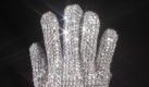 Für diesen Handschuh, den einst Michael Jackson getragen hat, blätterte ein Fan 190.000 Dollar hin. Foto: dpa