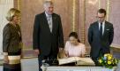 Schwedens Kronprinzessin Victoria trug sich zusammen mit ihrem Mann in das Gästebuch der Bayerischen Staatsregierung ein. Und was haben Sie hineingeschrieben?
 Foto: dapd
