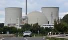 Das Atomkraftwerk (AKW) Biblis in Hessen, fotografiert am Freitag (10.07.2009). Der hessische Landtag beschäftigt sich am Donnerstag (09.10.2009) erneut mit der Zukunft des Atomkraftwerkes. Die SPD will in einer aktuellen Stunde die endgültige Stilllegung der beiden Reaktoren am Rhein fordern, wie sie im Atomausstieg festgeschrieben ist. Die künftigen Koalitionspartner im Bund, CDU und FDP, wollen dagegen den Kernkraftwerken längere Laufzeiten erlauben, wenn ein Teil der Zusatzgewinne der Stromkonzerne in alternative Energien investiert wird. Foto: dpa