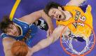 Los Angeles Lakers forward Pau Gasol, right, of Spain reaches for a rebound along with New Orleans Hornets center Aaron Gray, left, during the second half in Game 2 of a first-round NBA basketball playoff series, Wednesday, April 20, 2011, in Los Angeles. The Lakers won 87-78. (AP Photo/Mark J. Terrill) Foto: dapd