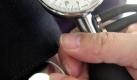 Eine der Hauptursachen fr Herz-Kreislauf-Erkrankungen ist Bluthochdruck - eine neue Broschre informiert ber Risiken und Behandlungsmglichkeiten. (Bild: dpa) Foto: dpa
