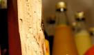 Kleine Löcher als Warnsignal: Der Holzwurm nistet sich in eingebautem, trockenem Holz ein und ernährt sich von dessen Bestandteilen. (Bild: Jens Schierenbeck/dpa/tmn) Foto: dpa