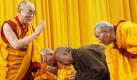 ARCHIV - Der Dalai Lama (l) begrüßt in Hamburg im Tennisstadion am Rothenbaum buddhistische Mönche zu den Belehrungen über die '400 Verse' des indischen Meisters Aryadeva (Archivfoto vom 23.07.2007). Das Werk zählt zu den Klassikern des Buddhismus. Darin werden alle wesentlichen Übungen und Sichtweisen des Buddhismus dargelegt. Der Dalai Lama wird nach Angaben der Veranstalter in den täglichen Vorträgen, so genannten Unterweisungen, darlegen, wie der Geist durch Umgewöhnung, richtiges Denken und Meditation transformiert und 'befreit werden kann'. Foto: Maurizio Gambarini dpa/lno +++(c) dpa - Bildfunk+++  Foto: dpa