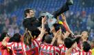 Atlético Trainer Quique Sanchez Flores wird von seinen Spielern auf Händen getragen. Das Team hat den FC Fulham mit einem 2:1-Sieg bewzungen und so die Europa League gewonnen. Foto: dpa