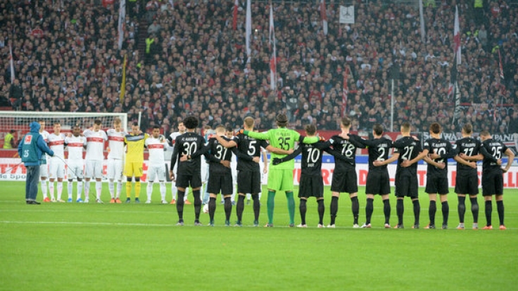 Vor Anpfiff fanden in den Bundesligastadien beeindruckende Schweigeminuten zu Ehren der Opfer in Paris statt.