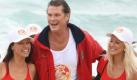 epa02514129 Former baywatch star David Hasselhoff (2-R) arrives on Bondi Beach for a promotion in Sydney, Australia, on 03 January 2011. Hasselhoff, who starred in Baywatch and Knight Rider toured the beach meeting people and signed autographs. EPA/IAN WALDIE AUSTRALIA AND NEW ZEALAND OUT +++(c) dpa - Bildfunk+++
pixel Foto: dpa
