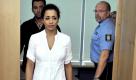 Nadja Benaissa, Sängerin der Band 'No Angels', betritt am Donnerstag (19.08.2010) den Verhandlungssaal des Landgerichts in Darmstadt. Die Staatsanwaltschaft wirft der 28-jährigen vor, im Jahr 2004 einen Mann beim ungeschützten Sexualverkehr mit dem Aids-Virus angesteckt zu haben. Sie habe von ihrer HIV-Infektion gewusst. Im Fall einer Verurteilung drohen der jungen Mutter mehrere Jahre Haft. Foto: Boris Roessler dpa/lhe +++(c) dpa - Bildfunk+++
pixel Foto: dpa