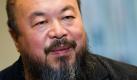 Sechs Wochen sitzt Ai Weiwei bereits ohne einen Haftbefehl im Gefängnis. Chinas Regierung spricht vage von Wirtschaftsverbrechen, um den Vorwurf der politischen Verfolgung zurückweisen zu können. Doch beweist die Beteiligung der Staatssicherheit den politischen Charakter des Falles. Am Sonntag arrangierte die Polizei erstmals ein Treffen mit seiner Frau Lu Qing. Weiwei sagte, sein Gesundheitszustand sei gut und seine Haftbedingungen seien nicht schlecht, berichtete seine Schwester Gao Ge in Peking.  Foto: dpa