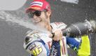 Yamaha-Pilot Valentino Rossi (Italien) feiert auf dem Podium nach dem MotoGP-Rennen im spanischen Jerez. Rossi belegte Platz drei, der Sieg ging an den Spanier Jorge Lorenzo.


 Foto: ap