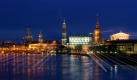 Das nächtlich beleuchtete Dresden ist ein Hingucker. Aber es führt zu einem Phänomen, das Wissenschaftler Lichtverschmutzung oder Lichtsmog nennen. Und das kann sogar ein erhöhtes Krebsrisiko bedeuten. Foto: dpa