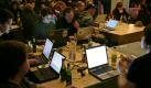 Computerbegeisterte, aufgenommen am Mittwoch (27.12.06) in Berlin waehrend der Jahrestagung des Chaos Computer Clubs (CCC). Die Tagung findet bereits zum 23. Mal statt. Diesmal unter dem Titel 23C3 mit dem Schwerpunktthema 'Who can you trust?'. Foto: dapd
