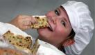 Marzipan wird aus Mandel gemacht. Werden die Nüsse nicht vertragen, dann sollte man sehr genau gucken, ob in einem Gebäck, wie etwa dem Stollen, Marzipan enthalten ist. Foto: ddp