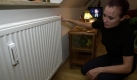 Gluckert es im Heizkörper, muss dieser entlüftet werden. Sonst wird beim Heizen unnötig Energie verschwendet. Die dafür nötigen Vierkantschlüssel gibt es beispielsweise im Baumarkt.
 Foto: ddp
