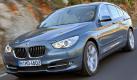Auch in München mutete man 2009 den Auto-Fans starken Tobak zu. Der BMW 5er GT ist ein Wagen, über den man vieles sagen kann - übersehen wird man ihn auf der Straße ganz gewiss nicht. Der fünf Meter lange 5er GT lässt den Betrachter ziemlich ratlos zurück. Ist es ein Familienkombi? Wohl kaum - zu breit, zu sehr auf Luxus getrimmt und viel zu teuer. Ein SUV? Dazu fehlt momentan noch der Allradantrieb. Eine Coupé-Limousine? Dafür ist der Wagen einfach zu plump, und auch das Kombi-Heck passt nicht dazu ... Foto: press-inform