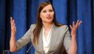 Geena Davis kämpft gegen stereotypes Mädchenbild
Vorspann: 	
Text: 	

New York (dpa) - Die US-Schauspielerin Geena Davis («Thelma and Louise») will das Bild von Mädchen in Kinderfilmen und im Fernsehen zurechtrücken.

Auch im 21. Jahrhundert würden Mädchen noch stereotyp als «das andere Geschlecht» dargestellt: Untergeordnet, begrenzt in ihren Fähigkeiten und Aktivitäten, oder sogar «langweilig». «Je mehr ein Mädchen fernsieht, desto stärker schraubt es seine Erwartungen an die Zukunft zurück», bedauerte die Oscar-Preisträgerin am Montag in New York. Jungen dagegen fühlten sich in dem Glauben bestärkt, das überlegene Geschlecht zu sein.

Davis war durch ihre kleine Tochter auf die Rollendiskrepanz in Kinderprogrammen aufmerksam geworden, wie sie berichtete. Sie gründete ein gemeinnützige Organisation, das Geena Davis Institute for Gender in Media, das die Darstellung von Jungen und Mädchen auf Leinwand und Bildschirm analysiert. Dabei kam unter anderem heraus, dass in amerikanischen Kinderfilmen im Durchschnitt nur eine weibliche Rolle auf drei Jungenrollen kommt. Mädchen würden in Trickfilmen «hyperattraktiv» mit Wespentaille und unnatürlicher Figur gezeichnet, kritisiert Davis. Diese stereotype Darstellung sei umso bedauerlicher, als 85 Prozent aller Kinderprogramme weltweit aus den USA kämen. Foto: dpa