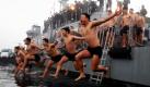 Südkoreanische Marinesoldaten springen, als Teil einer Winterübung, in Jinhae ins Wasser. Foto: ap
