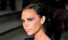 Victoria Beckham ist auch nach elf Jahren Ehe noch Feuer und Flamme für ihren Mann. Der Fußballstar David Beckham sei so verdammt perfekt, dass Leute nach Fehlern bei ihm suchen müssen, bekräftigte die 36-jährige Modedesignerin in der Novemberausgabe der Zeitschrift Marie Claire. Gerade kürzlich habe sie bei seinem Anblick gedacht: Er sieht einfach rund um die Uhr blendend aus, selbst frühmorgens nie verkorkst. Dass er, wie ihm nachgesagt wird, eine zu hohe Stimme habe, könne sie nicht finden. Sie liebe seine Tattoos und seinen braungebrannten, athletischen Körper: Nicht ein Gramm Fett auf den Rippen, schwärmt Victoria. Das Paar hat drei Söhne, Brooklyn (11), Romeo (8) und Cruz (4). An den Gerüchten über Davids Untreue stört sie sich angeblich nicht: Wir sind seelenverwandt. (dpa) Foto: dpa
