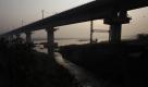 Ein Abwasserkanal findet seinen Weg in den verehrten Fluss Yamuna in Neu Delhi. Der Yamuna macht 70 Prozent des Wasserhaushaltes in Indien aus. Foto: ap