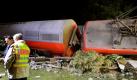 Umgestürzte Wagen eines Regionalzuges liegen in der Nacht von Mittwoch auf Donnerstag (17.06.2010) in einem Gartengrundstück neben einer Bahnstrecke im niedersächsischen Peine. Beim Zusammenstoß beider Züge waren am späten Mittwochabend (16.06.) mindestens 16 Menschen verletzt worden. Wie die Polizei mitteilte, war ein Güterzug auf gerader Strecke entgleist und hatte einen entgegenkommenden Regionalzug gerammt. Dieser fiel nach rechts auf die Seite. Der Lokführer wurde schwer verletzt, 15 der insgesamt 50 Fahrgäste leicht. Warum der Güterzug entgleiste, war zunächst völlig unklar. Foto: Holger Hollemann dpa/lni (zu lni 0024 vom 17.06.2010) +++(c) dpa - Bildfunk+++ Foto: dpa