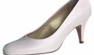 Ein eleganter Evergreen: Die cremefarbenen Pumps Pinny aus dem Hause Peter Kaiser sind aus hochwertigem Leder gefertigt. Der Schuh schmiegt sich angenehm an den Fuß. Sein weiches Fußbett bietet optimalen Tragekomfort und der komfortable Trichterabsatz sorgt für einen souveränen Auftritt. Erhältlich unter zalando.de für 114,95 Euro. Foto: zalando.de