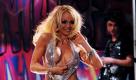Ein klein wenig ironisch ist es doch: Die Brüste hat sich Baywatch-Star Pamela Anderson mehrfach vergrößern lassen, aber mit Botox hat das blonde Ex-Playmate nichts am Hut. Ich habe mir niemals Botox spritzen lassen, sagte sie der britischen Zeitung News Of The World. Ich kann mit diesem ganzen Gesichtskram überhaupt nichts anfangen. Das macht mir Angst. Viel lieber möchte Pamela Anderson in Würde altern: Ich habe nicht das Bedürfnis, der Jugend nachzujagen, so die 43-Jährige. Die Brust-OPs gehörten dann wohl zum Reifeprozess. Foto: dpa