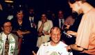 Wie sich die Bilder gleichen: Die Mutter aller Meisterglatzen ist die Frisur von Uli Borowka. Der frühere Bremer ließ sich nach dem Triumph 1993 von seinem Teamkollegen Dieter Eilts die Haare abrasieren. Eigentlich hatte das die gesamte Mannschaft vor - der einzige, der tatsächlich Haare ließ, war Borowka. Was damals keiner wusste: Bereits Anfang der 1990er war Borowka alkoholabhängig. Foto: imago