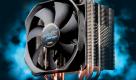Lamellenkühler mit gut sichtbaren Heatpipes (wärmeleitende Kupferleitungen) und großem Lüfter: Zalmas CNPS10X Performa. Foto: Zalman