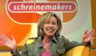 Lachend sitzt Moderatorin Margarethe Schreinemakers am 18.12.2003 vor der Aufzeichnung für ihr neues Talk-Magazin 'Schreinemakers' im Aufnahmestudio des Mitteldeutschen Rundfunks (MDR) in Leipzig (Archivfoto). Ihr gescheitertes ARD-Comeback im Januar 2004 dürfte auf absehbare Zeit erst einmal der letzte Versuch der ehemaligen Talkkönigin gewesen sein, im Fernsehen wieder Fuß zu fassen. Foto: Waltraud Grubitzsch dpa (zu dpa-Jahreswechsel 'Danke, Anke ... vom 07.12.2004) +++(c) dpa - Bildfunk+++  Foto: dpa