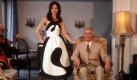 Archivbild vom 23. Januar 1970 zeigt Fernsehansagerin Petra Schürmann, die ein schwarz-weißes Kleid aus der Frühjahrs- und Sommer-Kollektion 'black lilies' des deutschen Modeschöpfers Heinz Oestergaard (r) präsentiert. Oestergaard lieferte in den 50er Jahren französischen Chic made in Berlin. Bereits 1946 gründete der Modeschöpfer in einer Grunewald-Villa sein erstes eigenes Atelier. dpa (zu dpa-Themenpaket '50 Jahre Bundesrepublik - Mode' vom 16.03.1999)
 Foto: dpa