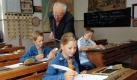 Schreiben wie zu den Zeiten der Urahnen. Feder und Tinte waren einst gebräuchliches Mittel, mit denen Kinder in der Schule unterrichtet wurden. Foto: dpa
