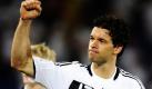 Michael Ballack wird erst im Sommer über seine sportliche Zukunft entscheiden, blickt aber optimistisch nach vorne. Ich will so schnell wie möglich wieder Fußball spielen. Ich gehe davon aus, dass ich zum Saisonbeginn wieder fit bin, erklärte Ballack, der wegen einer Fußverletzung bei der WM im Sommer in Südafrika nicht für die deutsche Fußball-Nationalmannschaft auflaufen kann. Foto: dpa