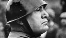 FILE - This is a  Nov. 11, 1937 file photo of  Italian Premier-dictator Benito Mussolini reviews troops before the national Italian monument in honor of the 68th birthday of King Victor Emmanuel in Rome.  A historian says Benito Mussolini was well paid as a British agent during World War I.  The Guardian newspaper reported Wednesday Oct. 14, 2009  that Peter Martland of Cambridge University discovered that Mussolini was paid 100 pounds a week by Britain in 1917 equal to about 6,000 pounds (US$9,600) today.  (AP Photo, File) Foto: ap