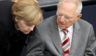 Bundeskanzlerin Angela Merkel und Bundesfinanzminister Schäuble sind nur zwei, sollen hier aber für alle Politiker stehen, wegen denen 53 Prozent der deutschen Bevölkerung Angst hat. Es sind deren Arbeit und die mögliche Überforderung, die der Job in der Politik mit sich bringt - mehr als die Hälfte des Volkes glaubt, dass Merkel und Co. ihrem Job nicht gewachsen sind.  Foto: dpa