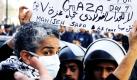 Die iranische Friedensaktivistin Maniseh Saba  hält während einer Demonstration in Kairo ein Transparent in die Höhe. Saba befindet sich seit sieben Tagen im Hungerstreik und will damit auf die Invasion der israelische Armee aufmerksam machen, die den Gazastreifen vor knapp einem Jahr durch eine militärische Offensive besetzte. Foto: ap