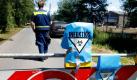 Mitarbeiter des technischen Hilfswerks haben in Rietberg die Zufahrt zu einem Geflügelhof gesperrt. Wegen des Ausbruchs der Vogelgrippe im Kreis Gütersloh dauert die Keulung von Tieren derzeit noch an. Bislang seien rund 30.000 Vögel getötet worden, 31.000 weitere Vögel sollen noch folgen, sagte eine Kreissprecherin. Zudem werden derzeit noch weitere Proben aus Geflügelzuchtbetrieben untersucht. Foto: dapd