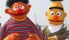 Gegensätze ziehen sich an: Die beiden Freunde Ernie und Bert aus der Sesamstraße könnten nicht unterschiedlicher sein. Während der kichernde Ernie mit seinem Quietscheentchen eher der unbeschwerte Typ ist, ist Bert recht streng und verhält sich wie ein Erwachsener. Foto: dpa