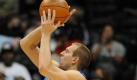 Dank eines furiosen Schlussspurts haben die Dallas Mavericks ihren siebten Sieg nacheinander in der nordamerikanischen Basketball-Profiliga NBA eingefahren. Das Team um den einmal mehr überragenden Dirk Nowitzki machte bei den Boston Celtics in den letzten Sekunden einen 91:97-Rückstand wett und gewann noch mit 101:97. Der Würzburger Nowitzki war beim 34. Saisonsieg der Mavs mit 29 Punkten einmal mehr bester Werfer. Foto: dpa