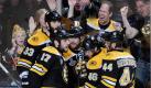 Seidenberg gewinnt mit Boston Bruins Stanley Cup
Vorspann:	
Text:	
Vancouver (dpa) - Der Stanley Cup kommt nach Schwenningen. Dennis Seidenberg wird die begehrteste Eishockey-Trophäe der Welt im Sommer in seine Heimatstadt und somit 15 Jahre nach Uwe Krupp erstmals wieder nach Deutschland bringen.

Seidenberg gewann mit seinen Boston Bruins das alles entscheidende siebte Finalspiel der nordamerikanischen Eishockey-Liga NHL bei Nationalmannschaftskollege Christian Ehrhoff und dessen Vancouver Canucks hoch verdient mit 4:0.

«Ich kann es noch gar nicht glauben. Ein Traum ist wahr geworden», jubelte Seidenberg im Gespräch mit der Nachrichtenagentur dpa. Im wichtigsten Spiel seiner Karriere bot der 29-jährige eine ganz starke Leistung. Seidenberg bereitete das 2:0 durch Brad Marchand (33. Minute) und den Treffer in Unterzahl zum 3:0 von Patrice Bergeron (38.) vor. Bergeron hatte zuvor in der 15. Minute auch die 1:0-Führung der Gäste erzielt.

Nach dem Schlusspfiff fiel sich Seidenberg jubelnd mit seinen Mitspielern in die Arme und reckte stolz den Stanley Cup Richtung Hallendecke. Mit 28:51 Minuten bekam Seidenberg wie so oft in diesen Playoffs abermals die meiste Eiszeit aller Profis.

Ehrhoff indes flüchtete tief enttäuscht in die Kabine. Er war bei zwei Gegentreffern auf dem Eis und konnte Bergeron vor dem 3:0 nicht entscheidend stören. Nach der klaren Führung der Gäste zeigte sich Vancouver sichtlich geschockt. Trotz aller Anstrengungen konnte das beste Team der Vorrunde die Bruins im letzten Drittel nicht mehr unter Druck setzten. Bereits vor Marchands Treffer zum 4:0 (58.) war die Partie längst entschieden und hatten zahlreiche der 18860 Fans die Rogers-Arena verlassen.

In der Innenstadt von Vancouver hatten Zehntausende die Partie beim Public Viewing verfolgt, viele brachen nach dem Schlusspfiff in Tränen aus. Vancouver musste nach 1982 und 1994 die dritte Finalniederlage hinnehmen. Für die Bruins war es der sechste Meistertitel der Vereinsgeschichte und der erste seit 1972.

Uwe Krupp hatte 1996 mit der Colorado Avalanche als erster Deutscher die begehrteste Eishockey-Trophäe der Welt gewonnen und den Stanley Cup anschließend für einen Tag nach Deutschland gebracht. Foto: dpa